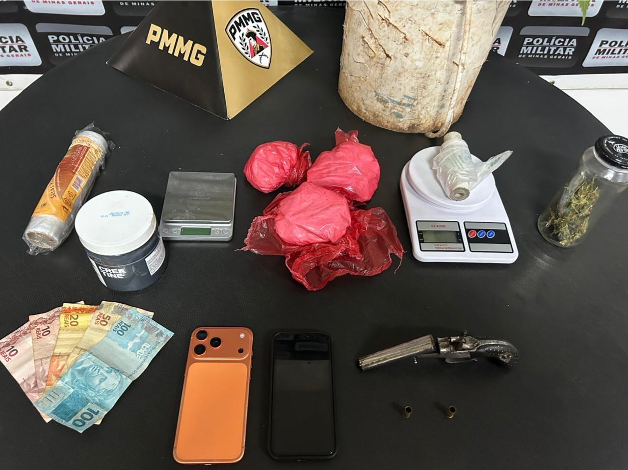 Polícia Militar prende dois por tráfico e apreende drogas e arma em Barão de Cocais