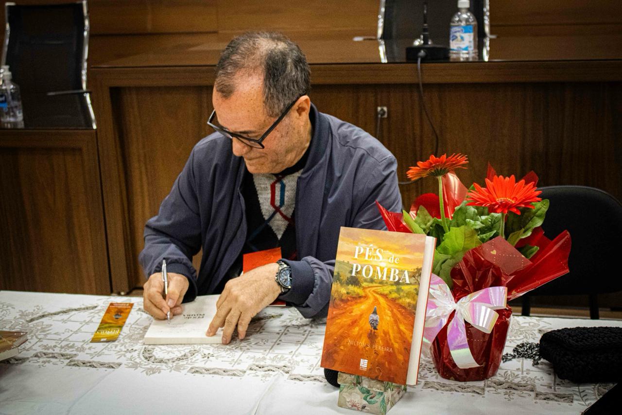 Com apoio da Prefeitura, escritor cocaiense lança livro sobre história e tradições de Barão de Cocais