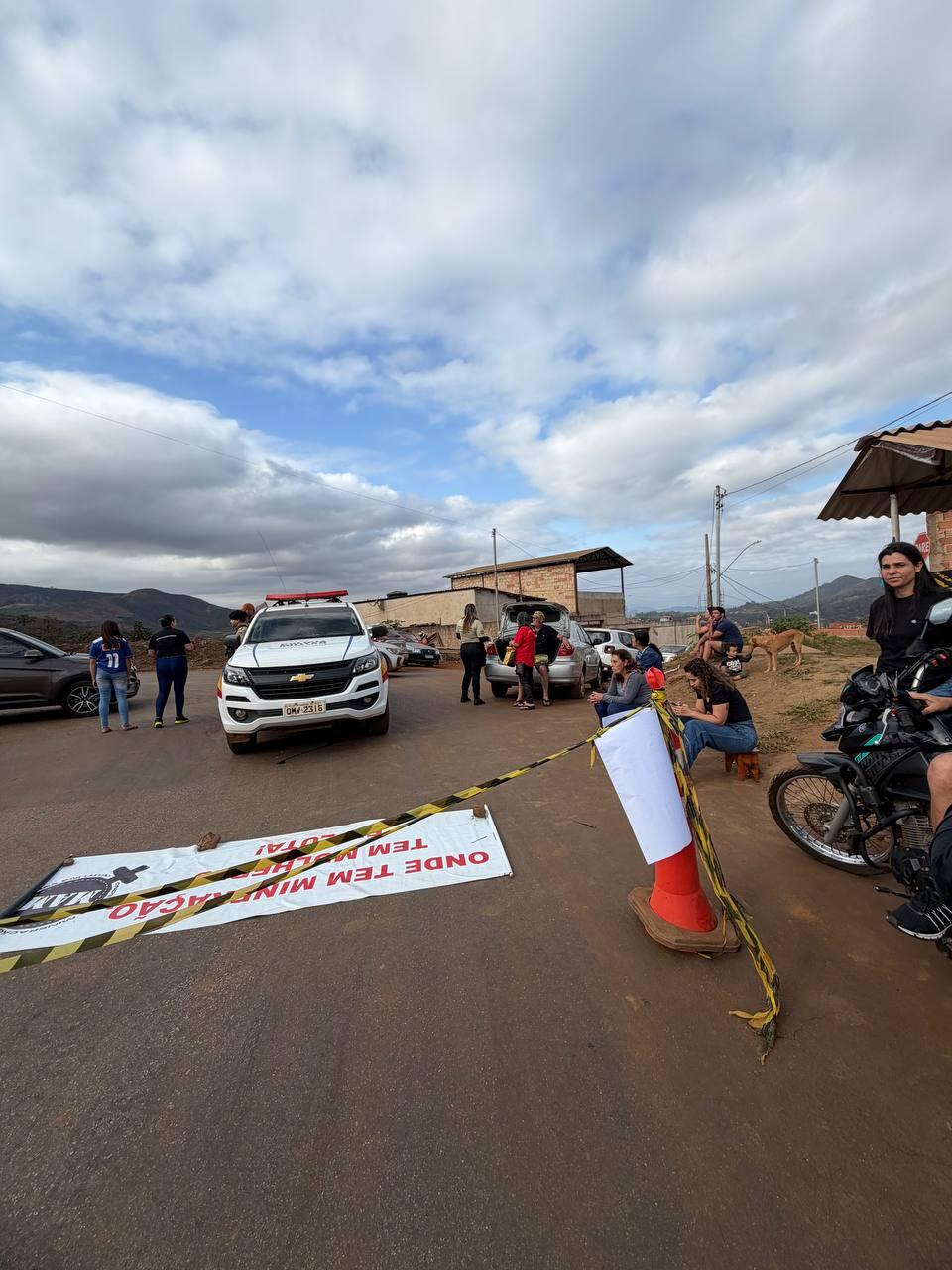 Moradores do Castro realizam manifestação e cobram mudanças em obra de passagem